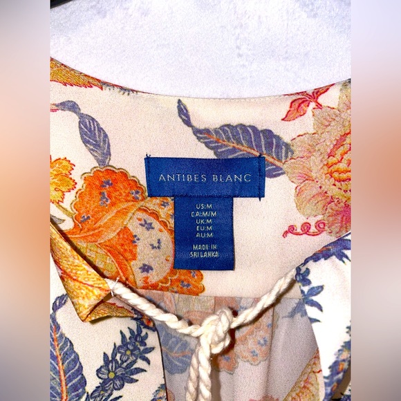 Antibes Blanc-  Sleeveless, Floral, blouse. Size Medium - Picture 3 of 4